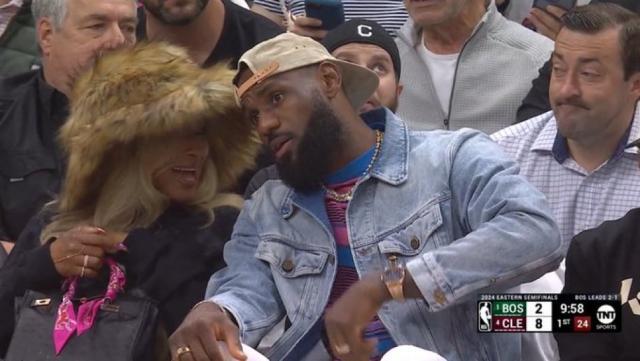 2018年加盟湖人后首回骑士看球 詹皇现身引爆克城