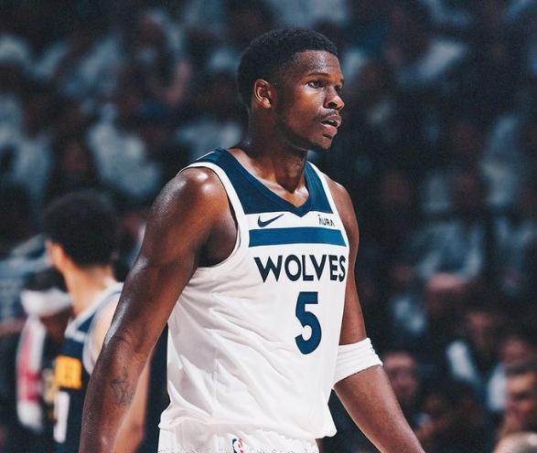 星空体育app-歇了3分钟狼队被暴13分 爱德华兹砍44分独木难支